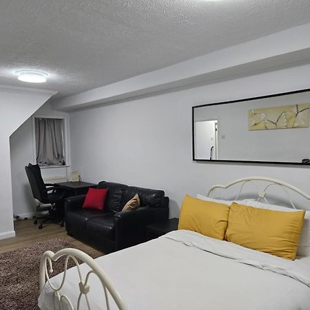 Charming 3-Bedroom Retreat With Modern Comforts South Ockendon Экстерьер фото