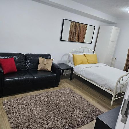 Charming 3-Bedroom Retreat With Modern Comforts South Ockendon Экстерьер фото