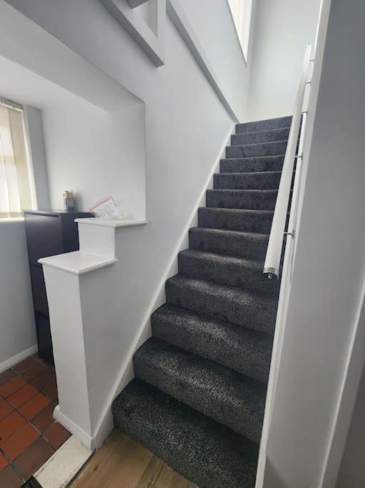 Charming 3-Bedroom Retreat With Modern Comforts South Ockendon Экстерьер фото