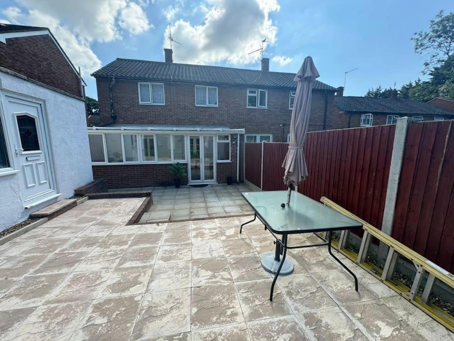 Charming 3-Bedroom Retreat With Modern Comforts South Ockendon Экстерьер фото