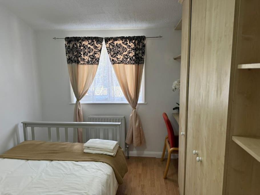 Charming 3-Bedroom Retreat With Modern Comforts South Ockendon Экстерьер фото