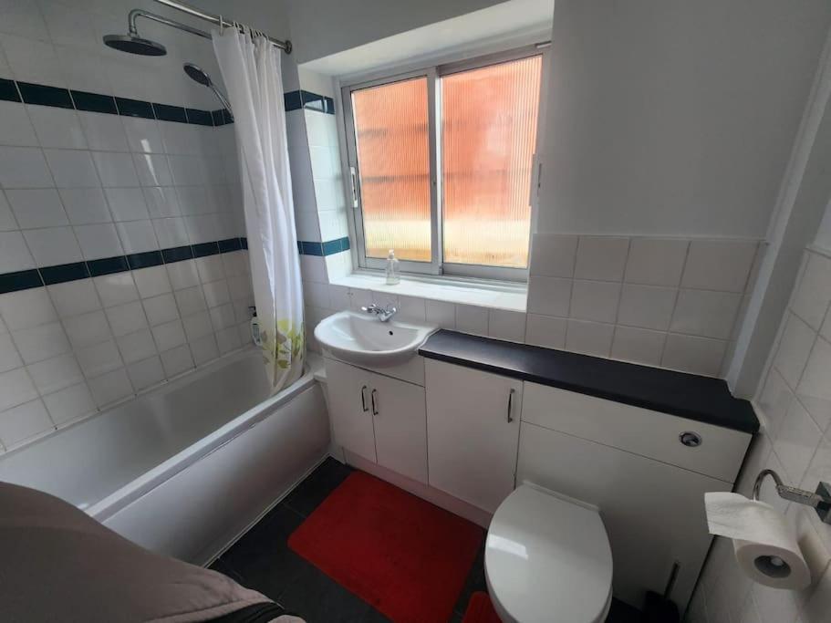 Charming 3-Bedroom Retreat With Modern Comforts South Ockendon Экстерьер фото