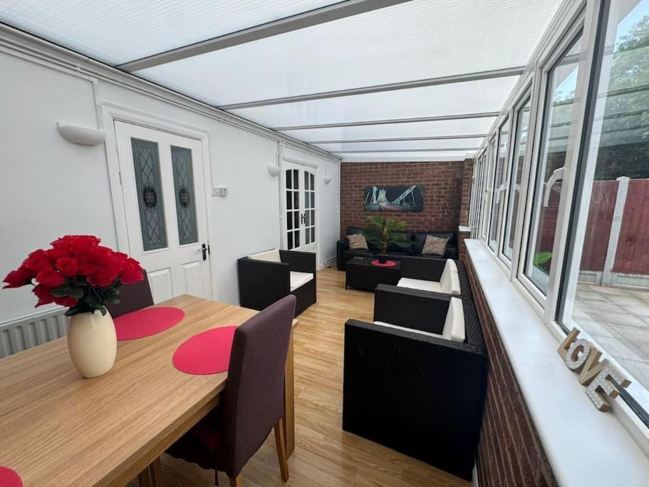 Charming 3-Bedroom Retreat With Modern Comforts South Ockendon Экстерьер фото