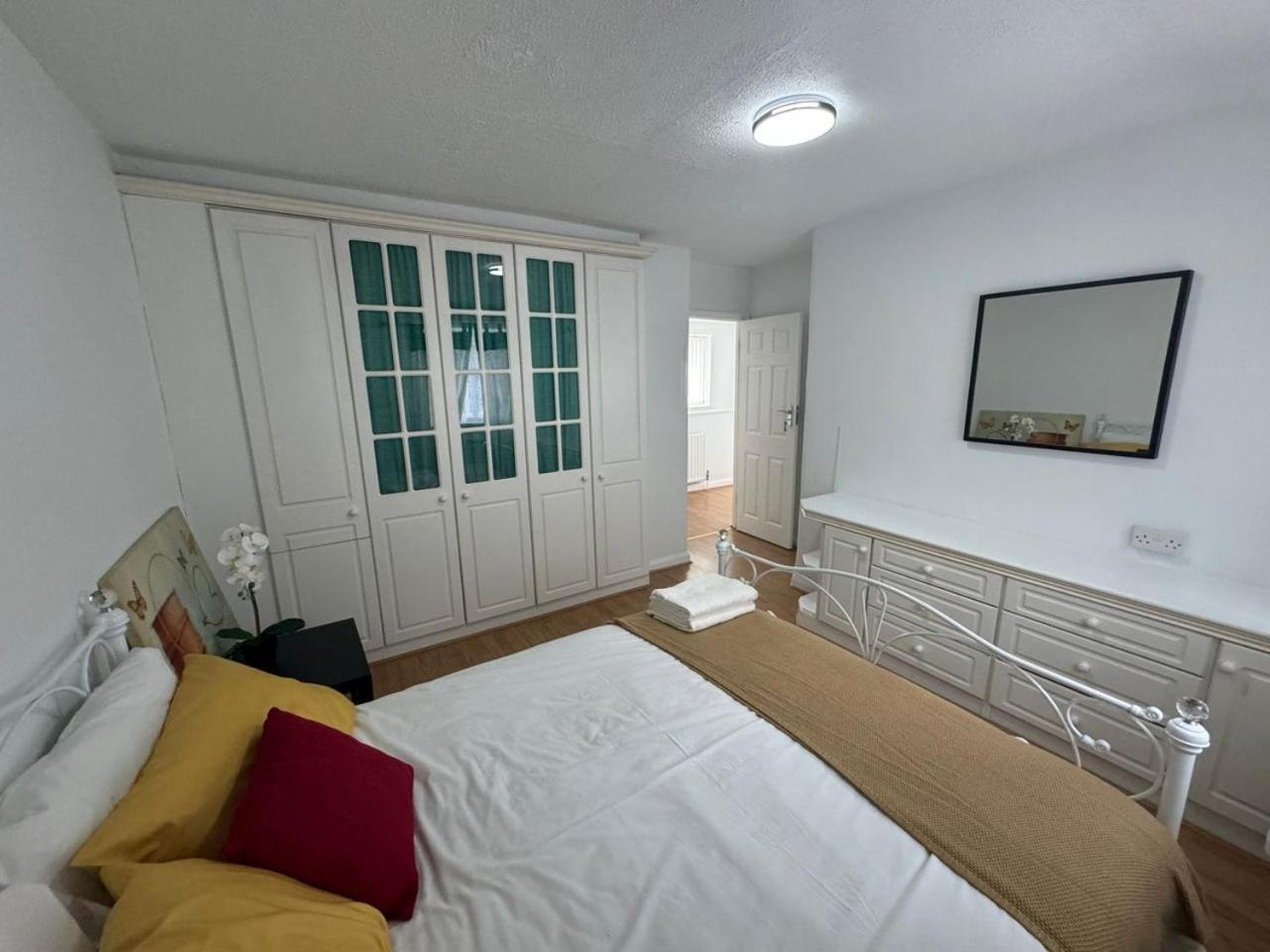 Charming 3-Bedroom Retreat With Modern Comforts South Ockendon Экстерьер фото