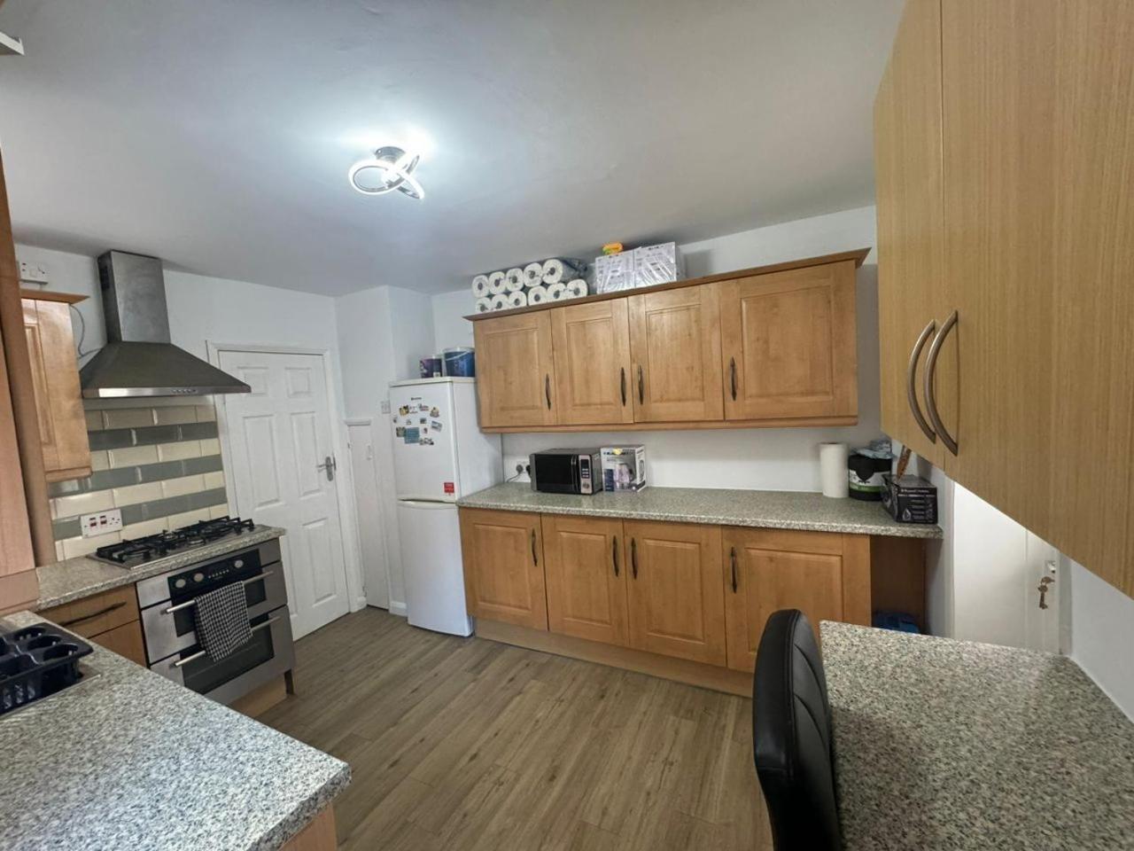 Charming 3-Bedroom Retreat With Modern Comforts South Ockendon Экстерьер фото