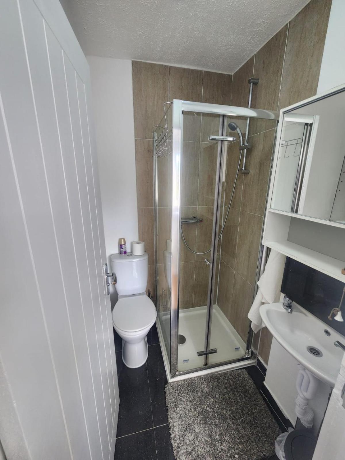 Charming 3-Bedroom Retreat With Modern Comforts South Ockendon Экстерьер фото