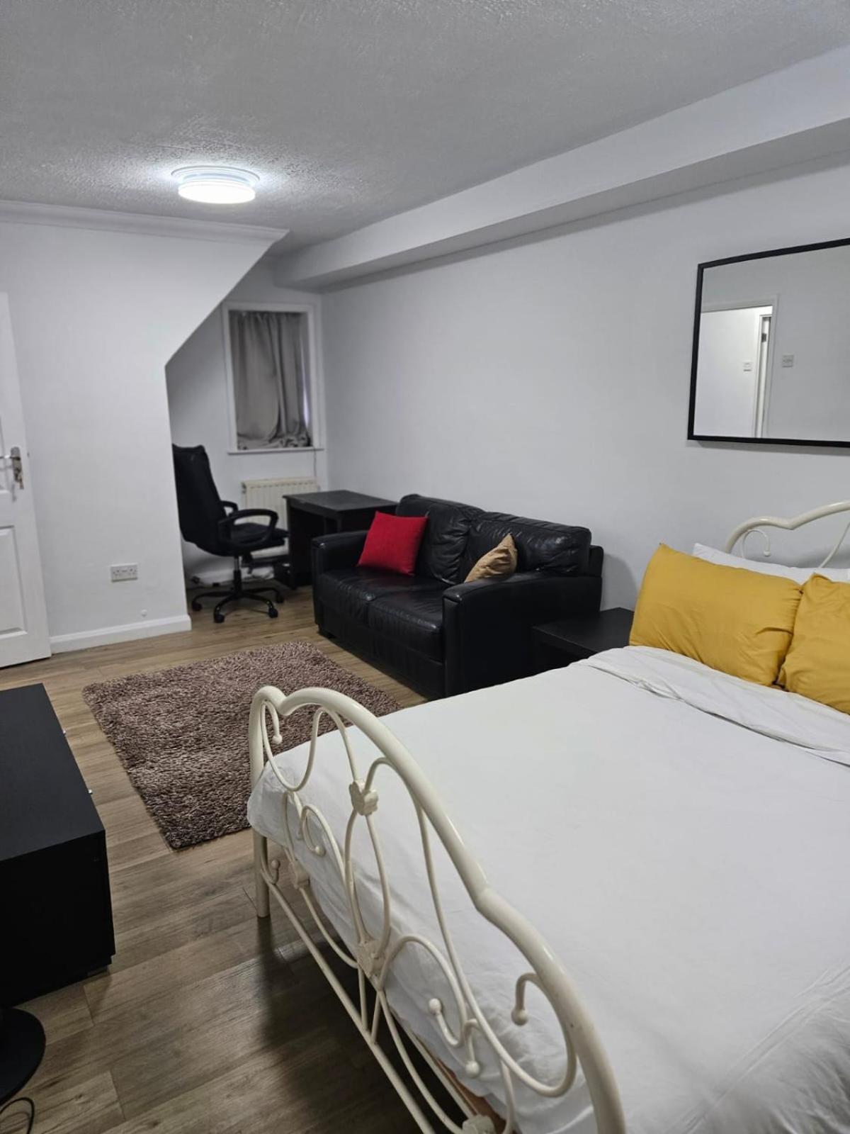 Charming 3-Bedroom Retreat With Modern Comforts South Ockendon Экстерьер фото