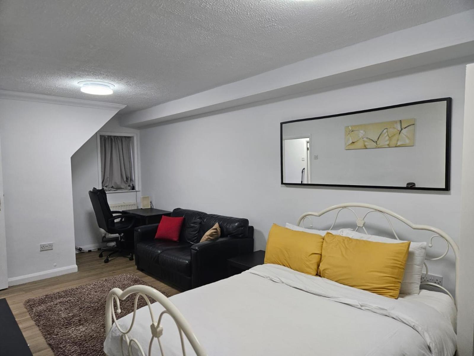 Charming 3-Bedroom Retreat With Modern Comforts South Ockendon Экстерьер фото
