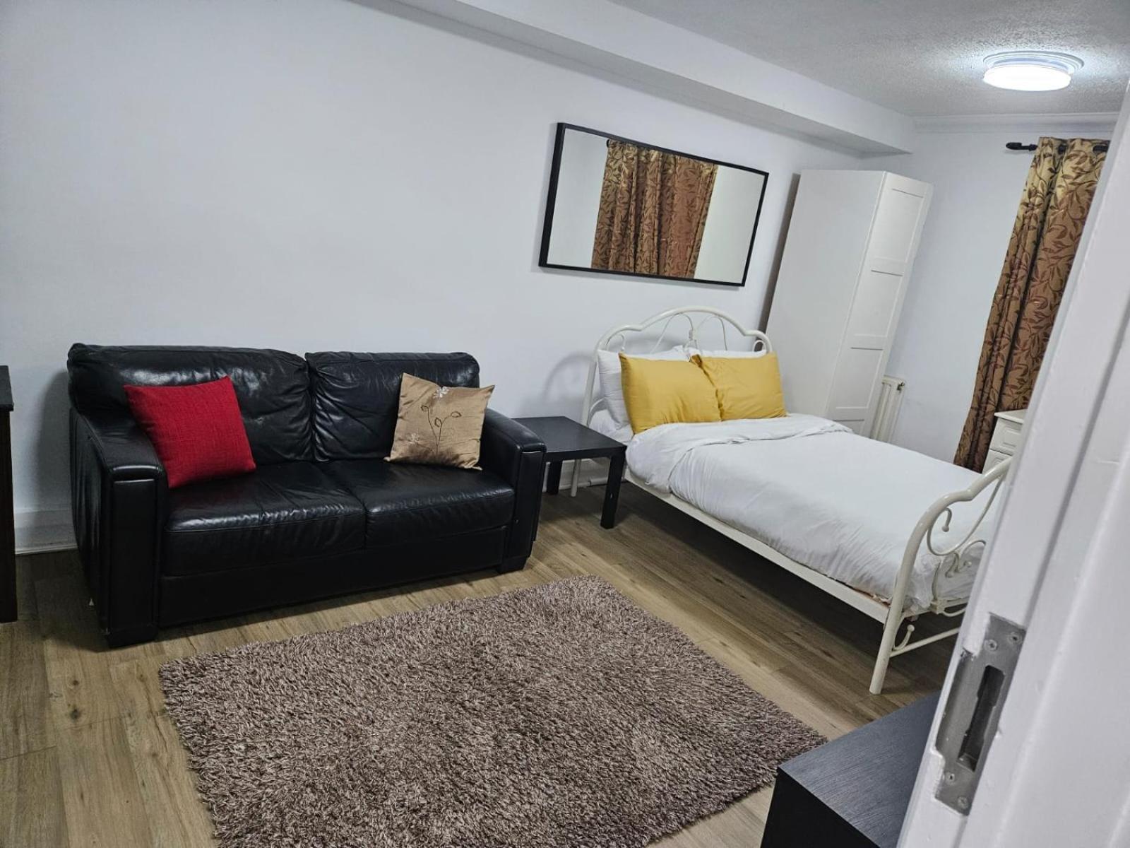 Charming 3-Bedroom Retreat With Modern Comforts South Ockendon Экстерьер фото