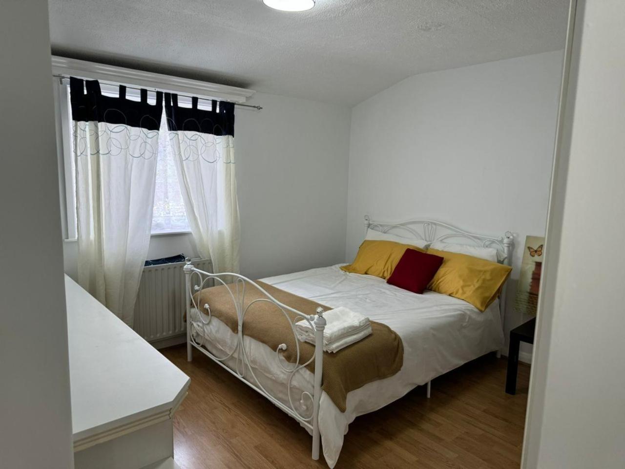 Charming 3-Bedroom Retreat With Modern Comforts South Ockendon Экстерьер фото