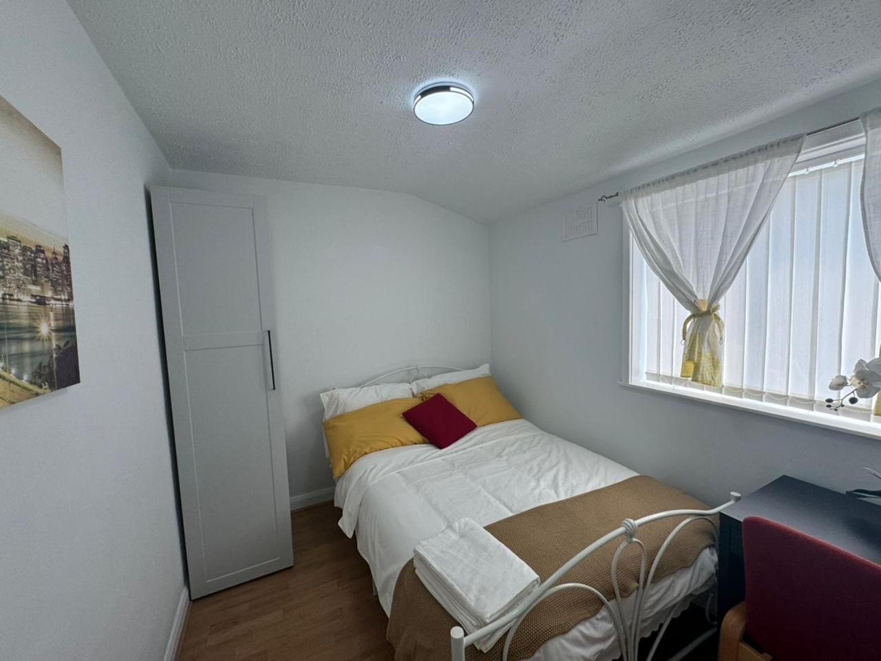 Charming 3-Bedroom Retreat With Modern Comforts South Ockendon Экстерьер фото